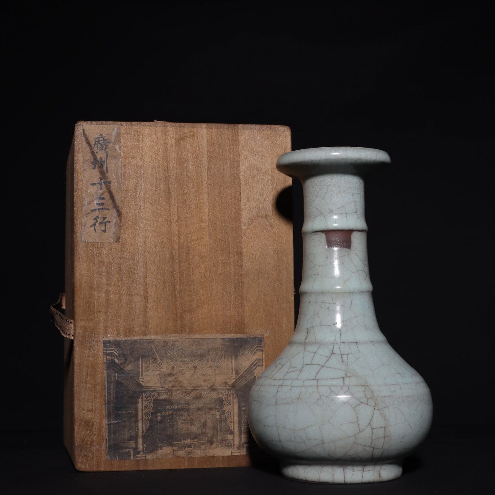 An Exquisite Guan yao Celadon Glazed Vase: An Exquisite Guan yao Celadon Glazed Vase,Song Dynasty,China,Size:9.4inx5.5in 官窑青釉瓶,中国宋代