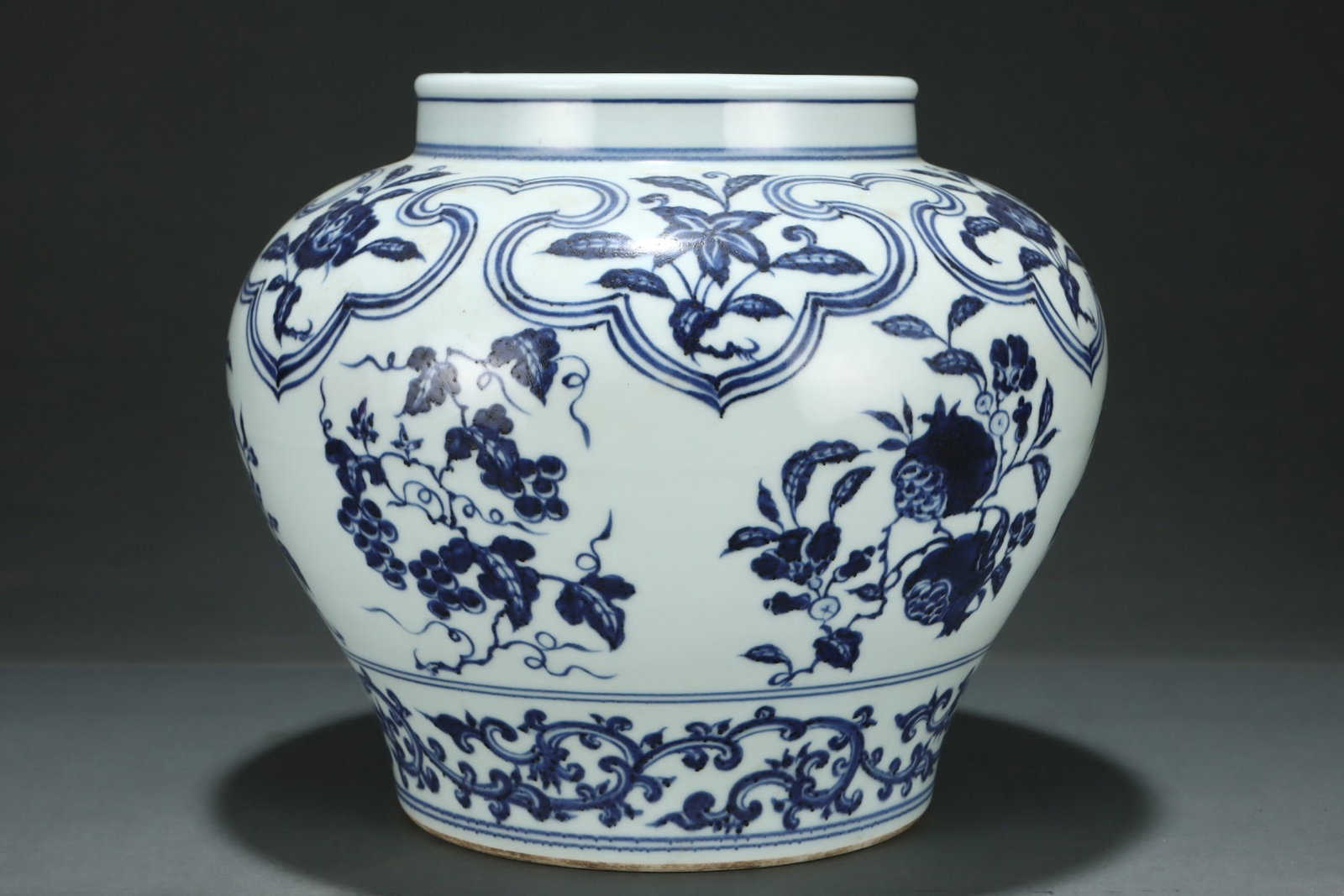 An Exquisite Blue and White Flower Pattern Jar - 3