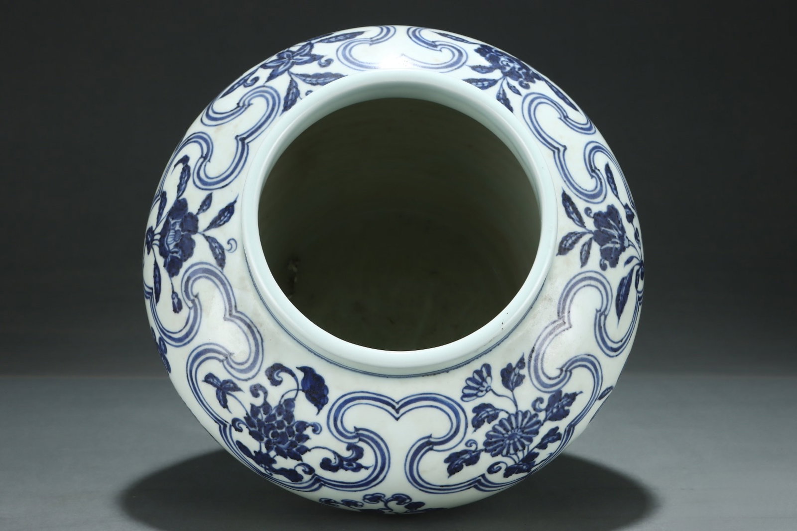 An Exquisite Blue and White Flower Pattern Jar - 6
