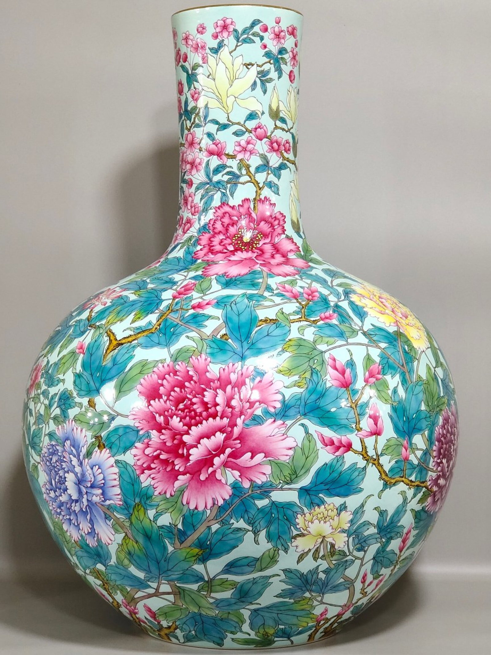 A Rare Turquoise Glazed Famille-Rose Flower Pattern Vase: A Rare Turquoise Glazed Famille-Rose Flower Pattern Vase,Qing Dynasty,China,Yongzheng Six-character Mark,Size:22inx15in