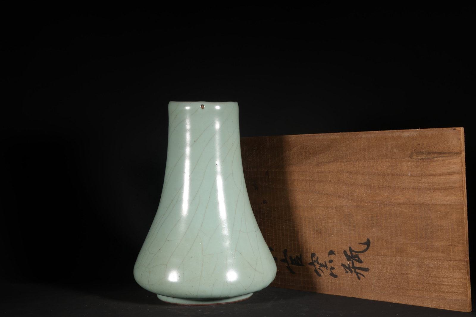 An Exquisite Guan yao Celadon Glazed Vase: An Exquisite Guan yao Celadon Glazed Vase,Song Dynasty,China,Size:9.4inx6.9in 官窑粉青釉瓶,中国宋代