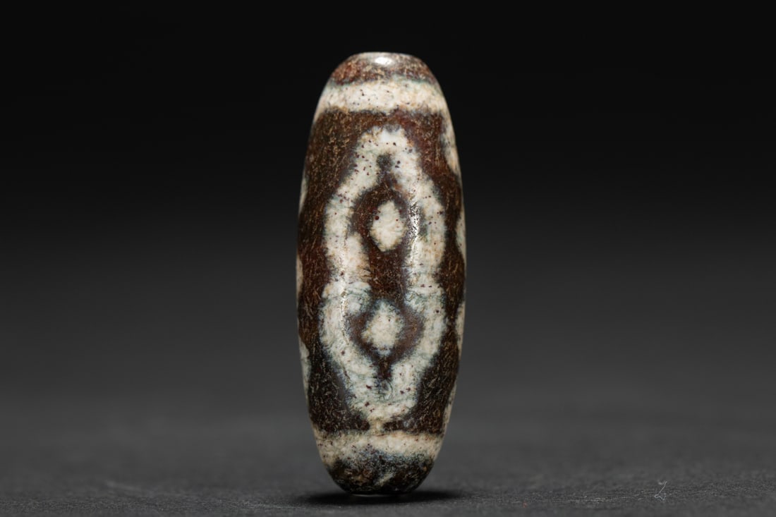 An Exquisite Dzi Bead Pendant: An Exquisite Dzi Bead Pendant,Qing Dynasty,China,Size:2in,Weight:20g 天珠挂件,中国清代
