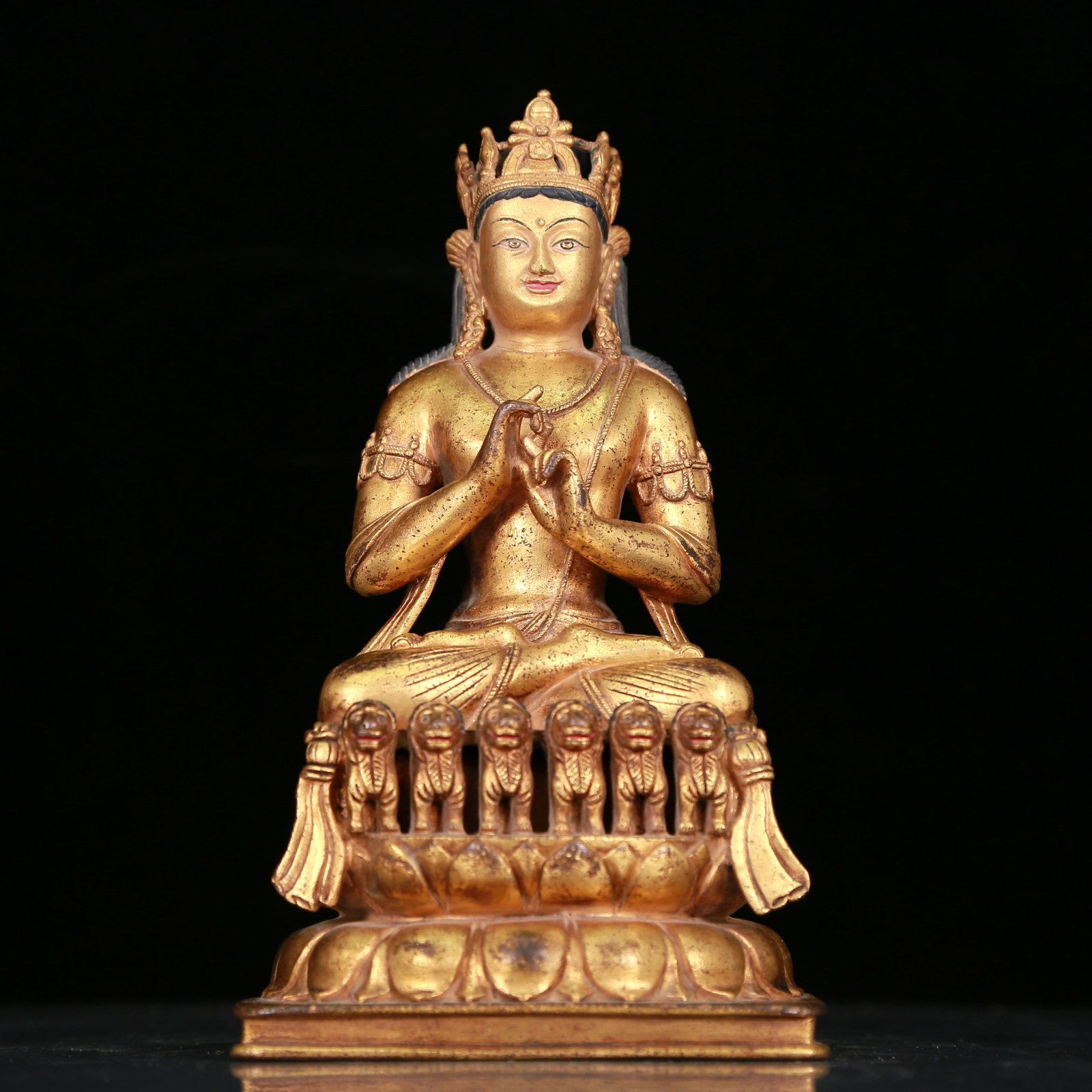 An exquisite gilt bronze statue of Bodhisattva: An exquisite gilt-bronze Bodhisattva statue, Qing Dynasty, China. His face is solemn and kind, and his eyes are deep, as if he can see into the suffering of all sentient beings, demonstrating his wisd