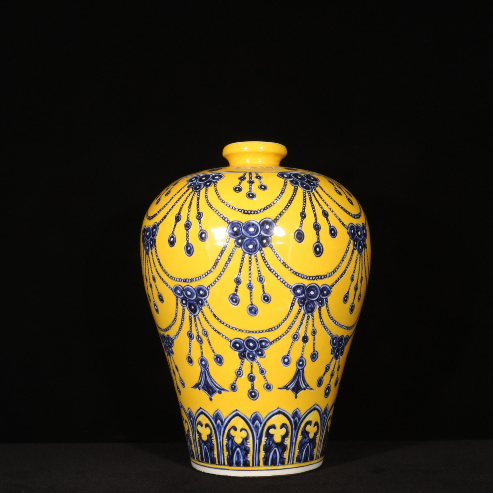 A Huge Yellow Glazed Blue and White Flower Pattern Vase (1 of 9)