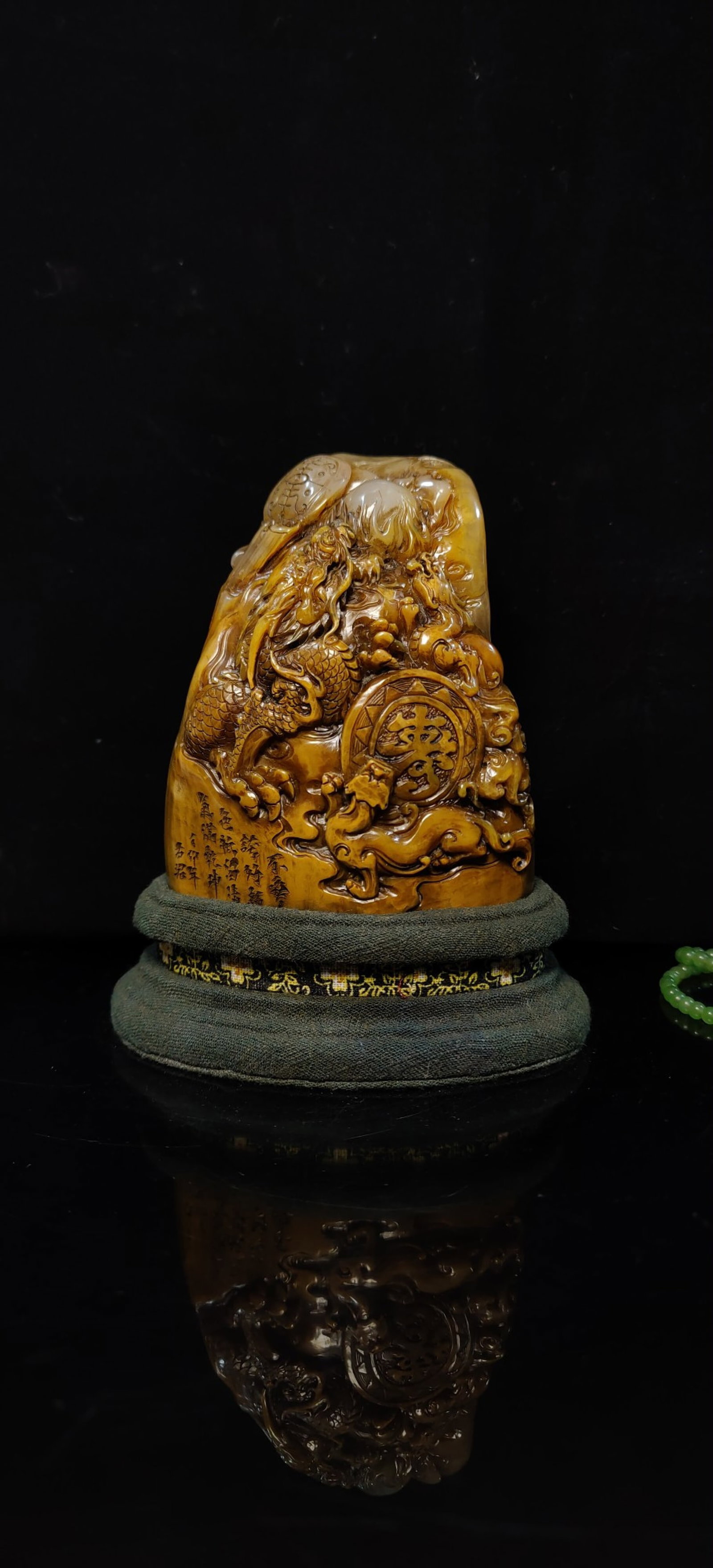 An Exquisite Tianhuang Stone Dragon Pattern Seal: An Exquisite Tianhuang Stone Dragon Pattern Seal,Qing Dynasty,China,Size:4.7inx3.5in,Weight:978g 田黄石龙纹印章,中国清代