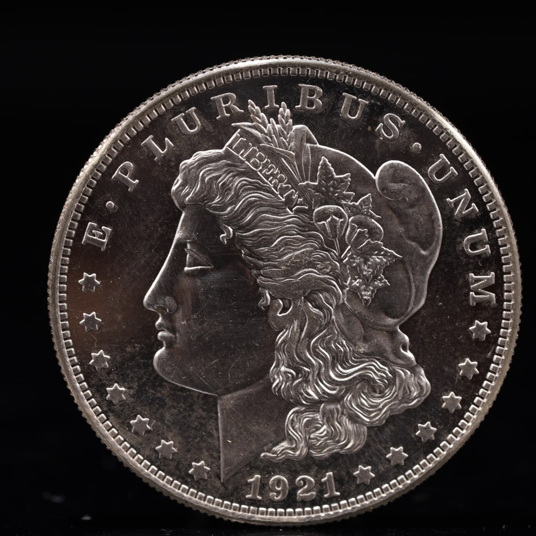 USA Morgan Dollar 1921 Coin: Obv: profile bust with date below and E PLURIBUS UNUM legend and stars around. Rev: eagle with In God we trust above within wreath with UNITED STATES OF AMERICA ONE DOLLAR legend. IN GOD WE TRUST / LI