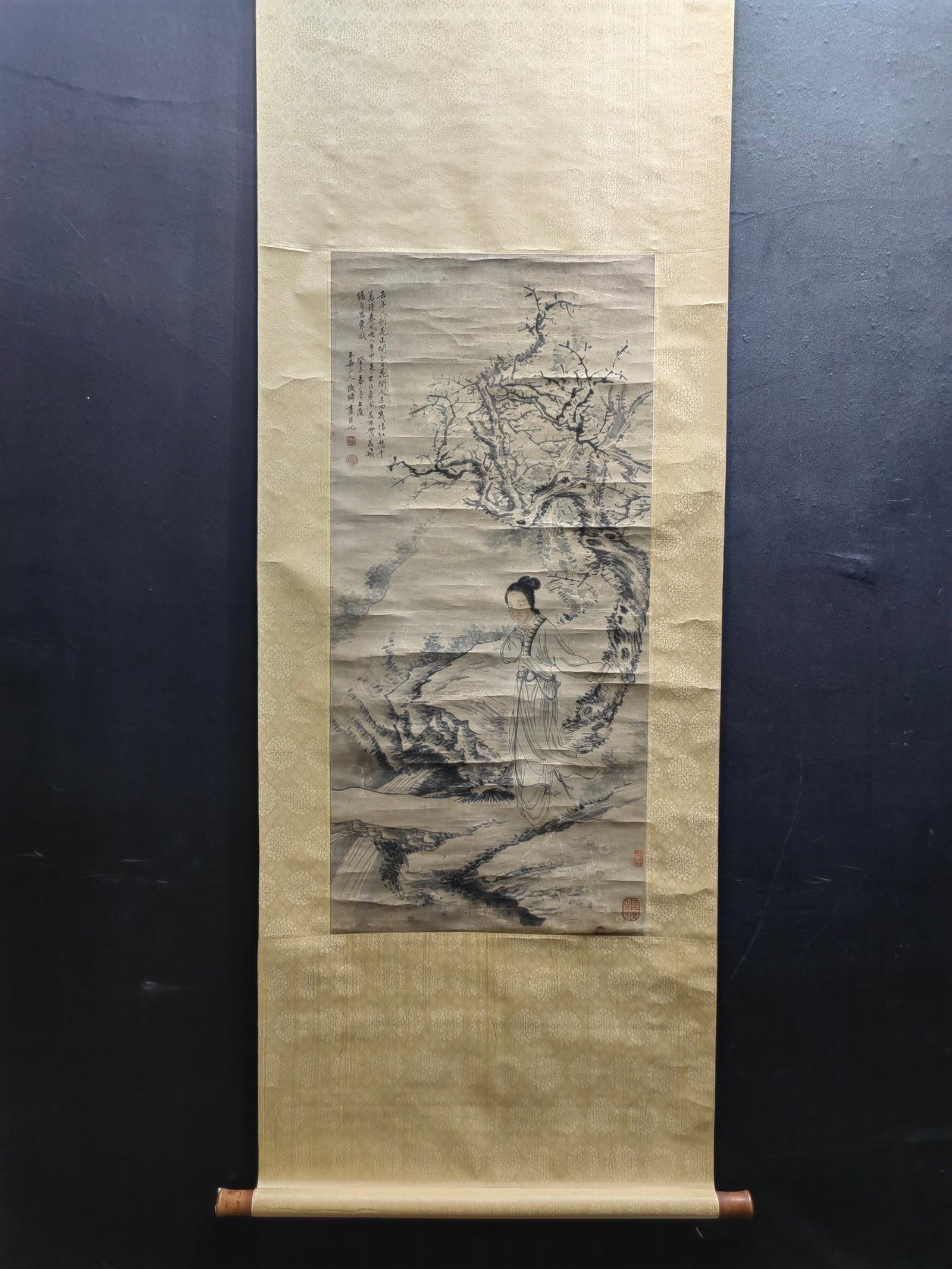 A Chinese Vertical Scroll Ink Painting of Figure on Paper: A Chinese Vertical Scroll Ink Painting of Figure on Paper,Gai Qi,Size:17.5inx37.7in 一幅中国水墨人物画立轴,改琦