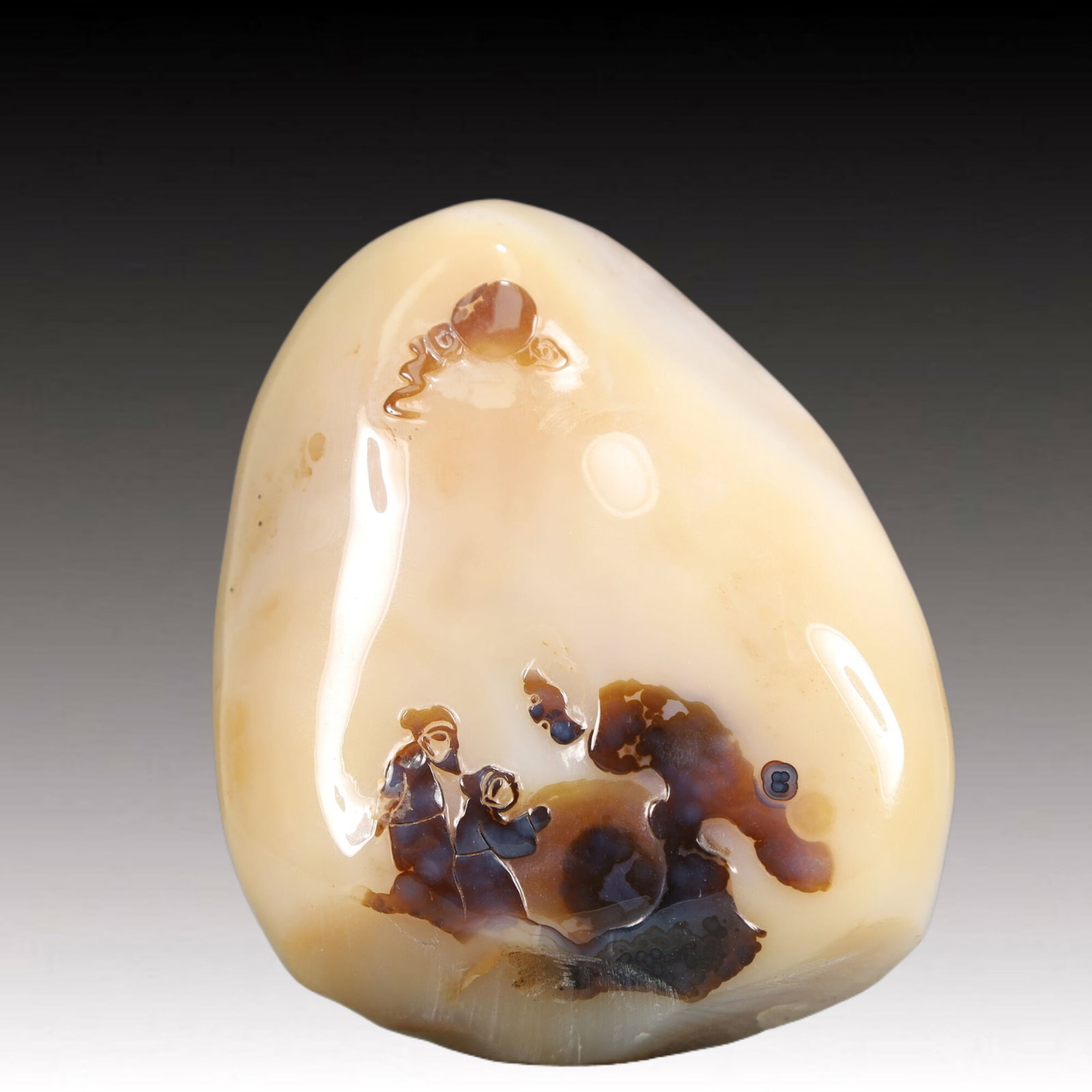 An Exquisite Agate Figure Pattern Ornament: An Exquisite Agate Figure Pattern Ornament,Qing Dynasty, China,Size:3.3inx1.6inx3.9in Weight:450g 玛瑙人物纹摆件,中国清代