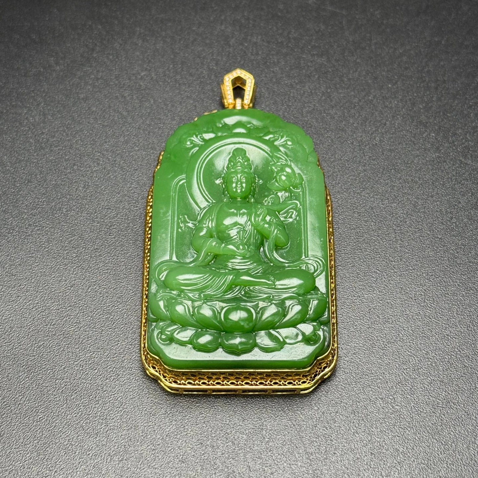 An Exquisite Jasper Inlaid Gold Statue of Avalokitesvara Pendant: An Exquisite Jasper Inlaid Gold Statue of Avalokitesvara Pendant,Qing Dynasty,China,Size:3.1inx1.6inx0.6in,Weight:64g 碧玉镶金观音像挂件,中&