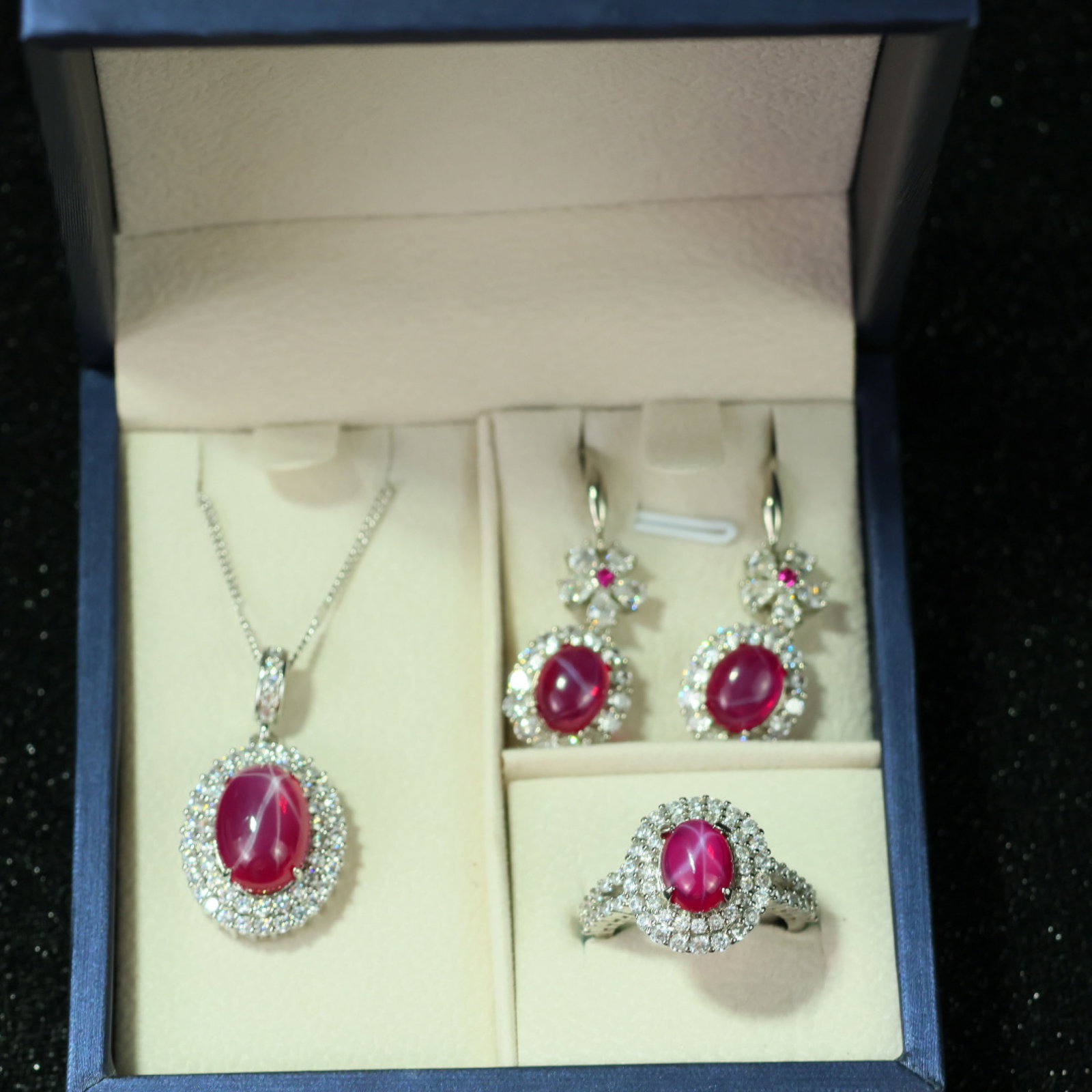 A Set of Fine Jewelry: A Set of Fine Jewelry 一套精美的首饰