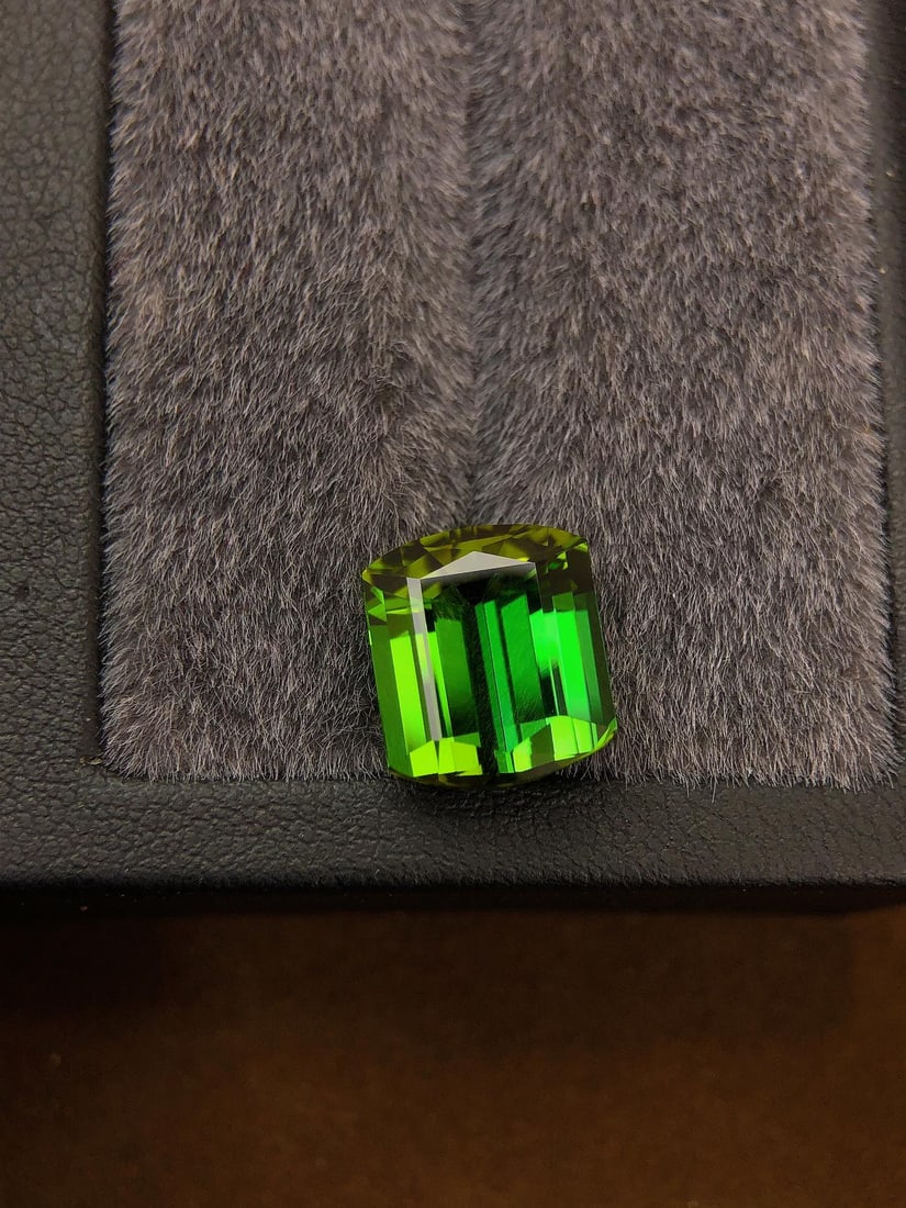 7.27Ctw Natural Tourmaline Loose: 7.27Ctw Natural Tourmaline Loose,Size:0.5inx0.4inx0.3in 7.27Ctw天然碧玺裸石