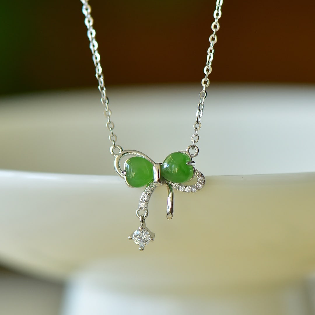 An Exquisite Sterling Silver Inlaid Jasper Pendant,Inlaid Diamond: An Exquisite Sterling Silver Inlaid Jasper Pendant,Inlaid Diamond,Size:0.2inx0.2in 纯银镶碧玉项链,嵌钻石