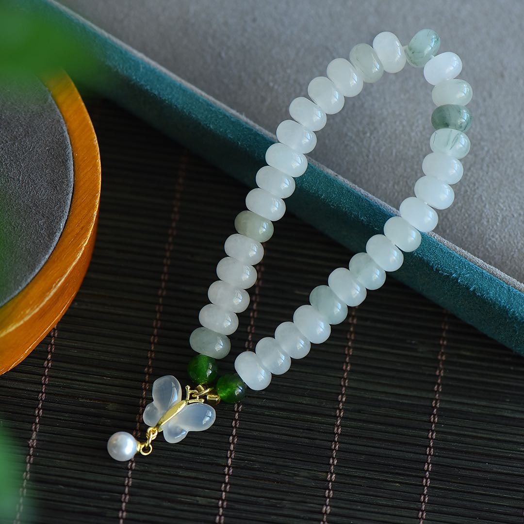 An Exquisite White Jade Bracelet - 2