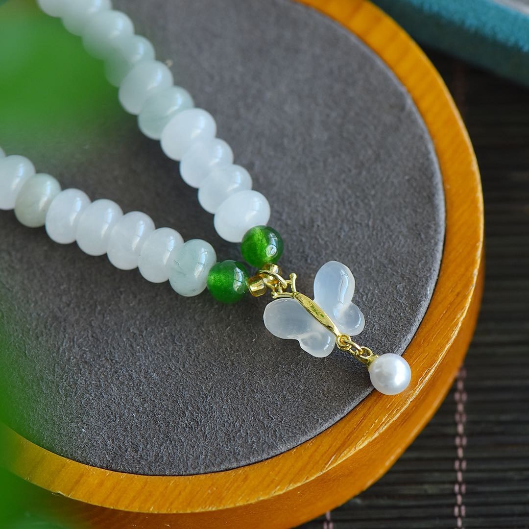 An Exquisite White Jade Bracelet - 3