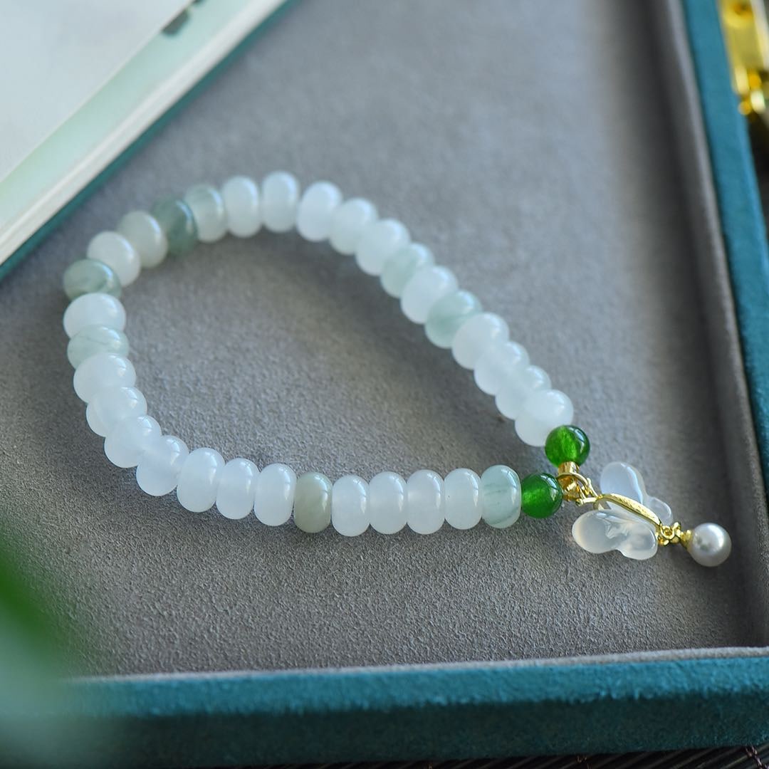 An Exquisite White Jade Bracelet - 4