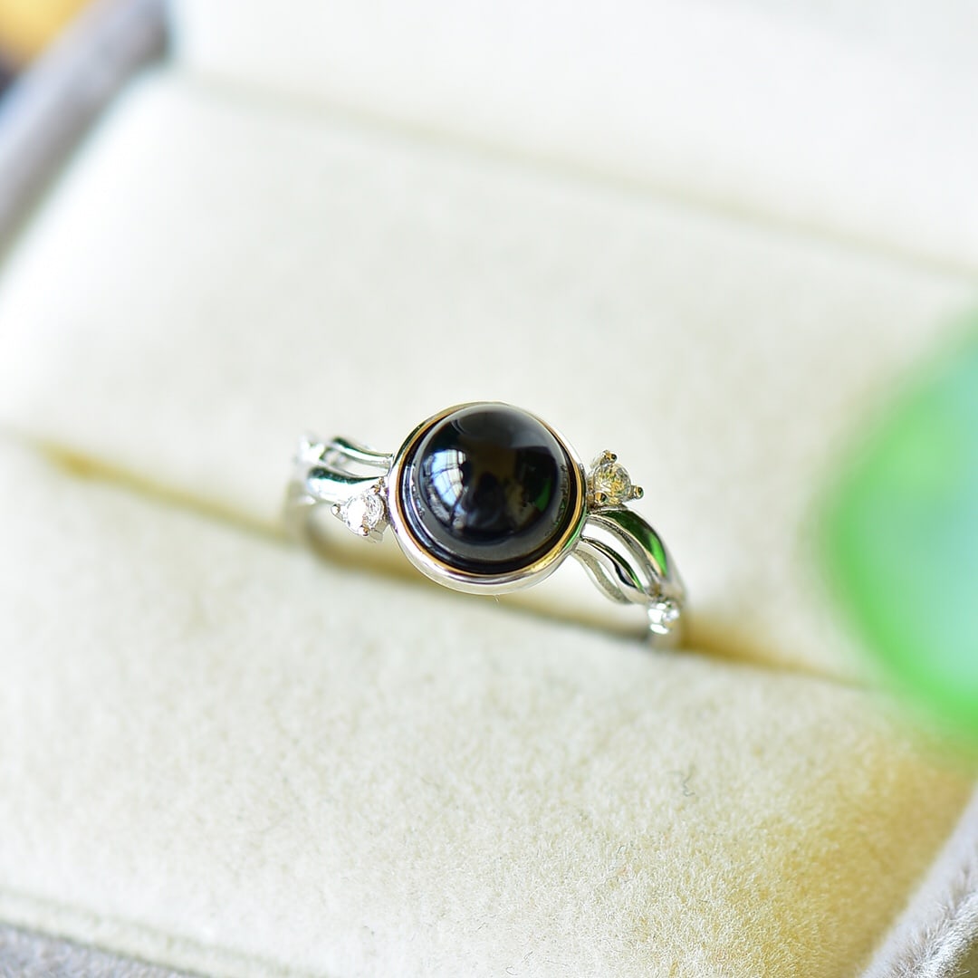 An Exquisite Sterling Silver Inlaid Black Jade Ring,Inlaid Diamond: An Exquisite Sterling Silver Inlaid Black Jade Ring,Inlaid Diamond,Size:0.4inx0.4in 纯银镶墨玉戒指,嵌钻石