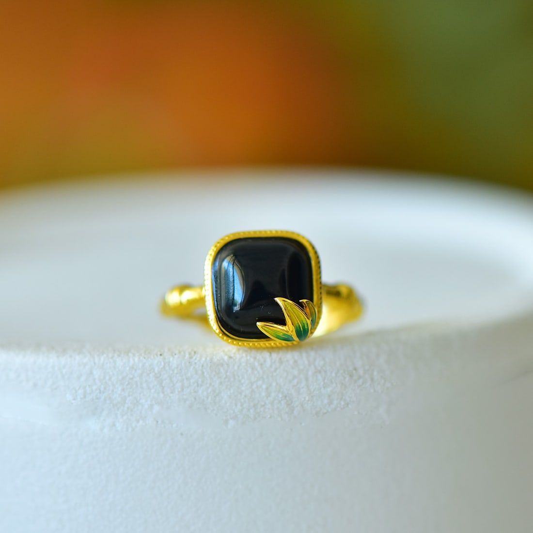 An Exquisite Sterling Silver-Gold Plated Inlaid Black Jade Ring: An Exquisite Sterling Silver-Gold Plated Inlaid Black Jade Ring 纯银镀金镶黑玉戒指