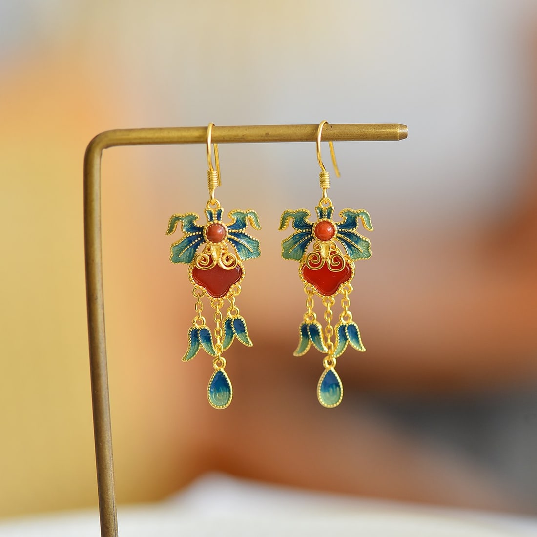 A Pair of Exquisite Sterling Silver-Gold Plated Inlaid Agate Enamel Earrings: A Pair of Exquisite Sterling Silver-Gold Plated Inlaid Agate Enamel Earrings,Size:0.3inx0.3in 一对纯银镀金镶玛瑙珐琅耳环