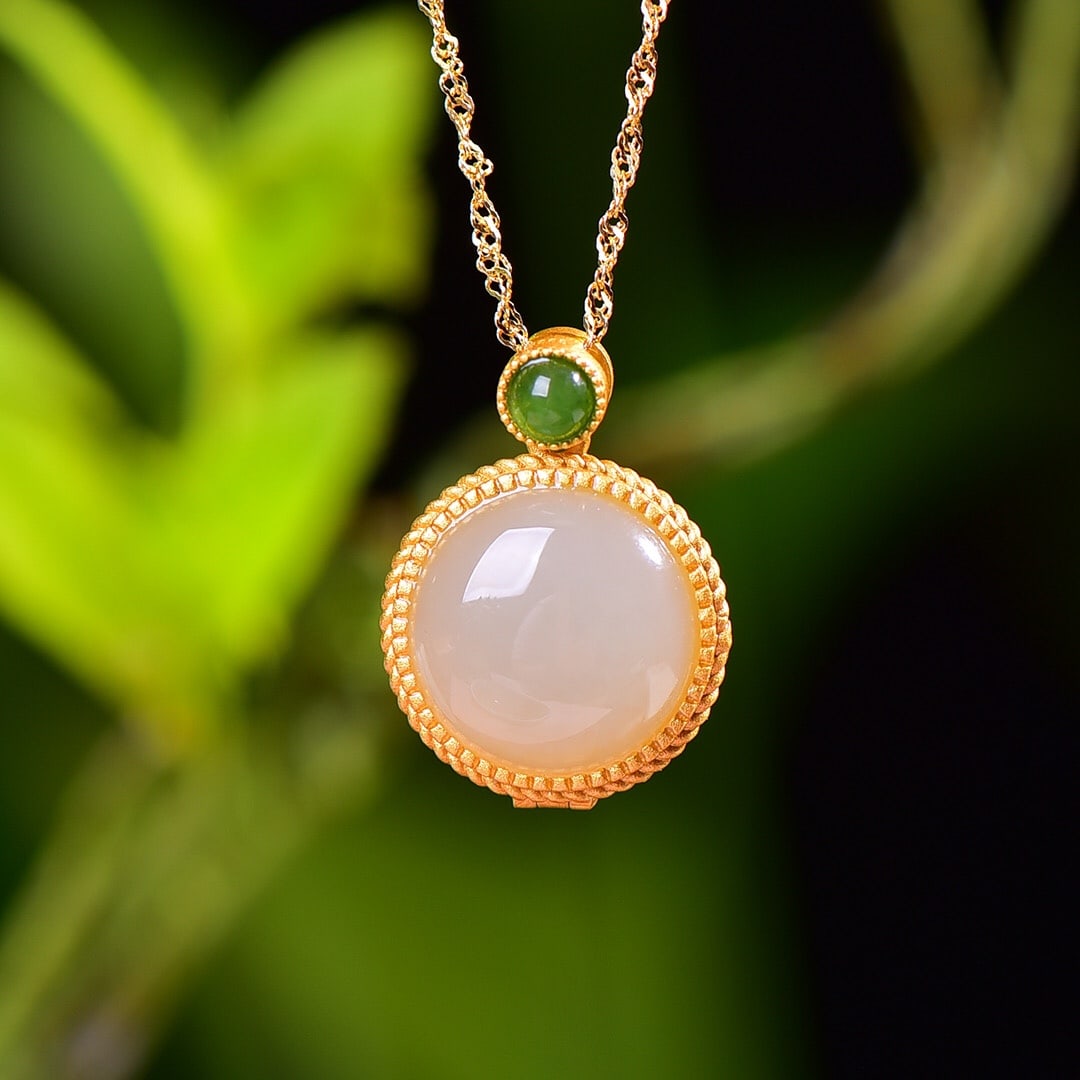 An Exquisite Sterling Silver-Gold Plated Inlaid White Jade Necklace, Inlaid Jasper: An Exquisite Sterling Silver-Gold Plated Inlaid White Jade Necklace, Inlaid Jasper,Size:0.6inx0.6in 纯银镀金镶白玉项链,嵌碧玉