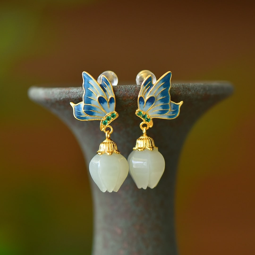 A Pair of Exquisite Sterling Silver-Gold Plated Inlaid White Jade Enamel Earrings: A Pair of Exquisite Sterling Silver-Gold Plated Inlaid White Jade Enamel Earrings,Size:0.5inx0.5in 一对纯银镀金镶白玉珐琅耳Ĩ