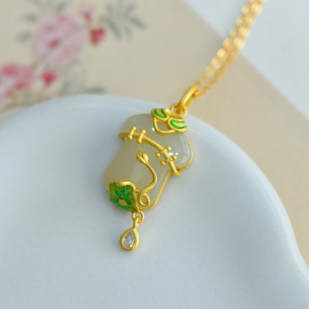 An Exquisite Sterling Silver-Gold Plated Inlaid White Jade Pendant: An Exquisite Sterling Silver-Gold Plated Inlaid White Jade Pendant,Size:0.5inx0.6in 纯银镀金镶白玉吊坠