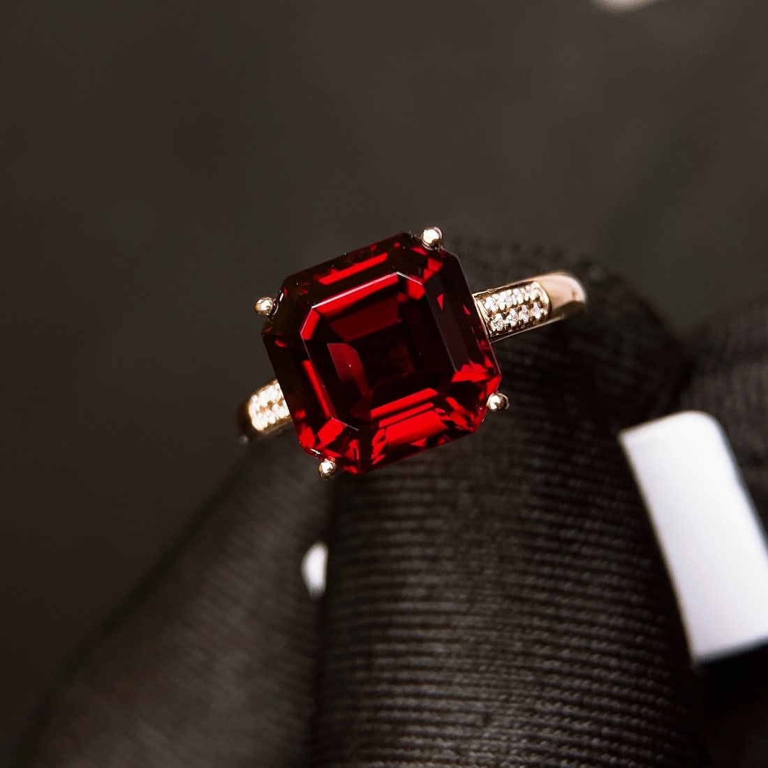 8.02Ctw Natural Garnet Ring: 8.02Ctw Natural Garnet Ring,Size:0.4inx0.4in 8.02Ctw天然石榴石戒指