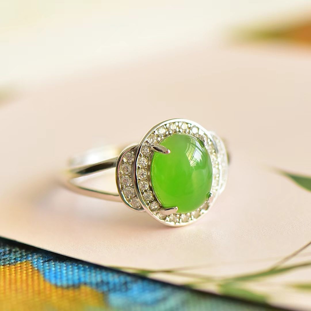 An Exquisite Sterling Silver Inlaid Jasper Ring,Inlaid Diamond: An Exquisite Sterling Silver Inlaid Jasper Ring,Inlaid Diamond,Size:0.3inx0.4in 纯银镶碧玉戒指,嵌钻石