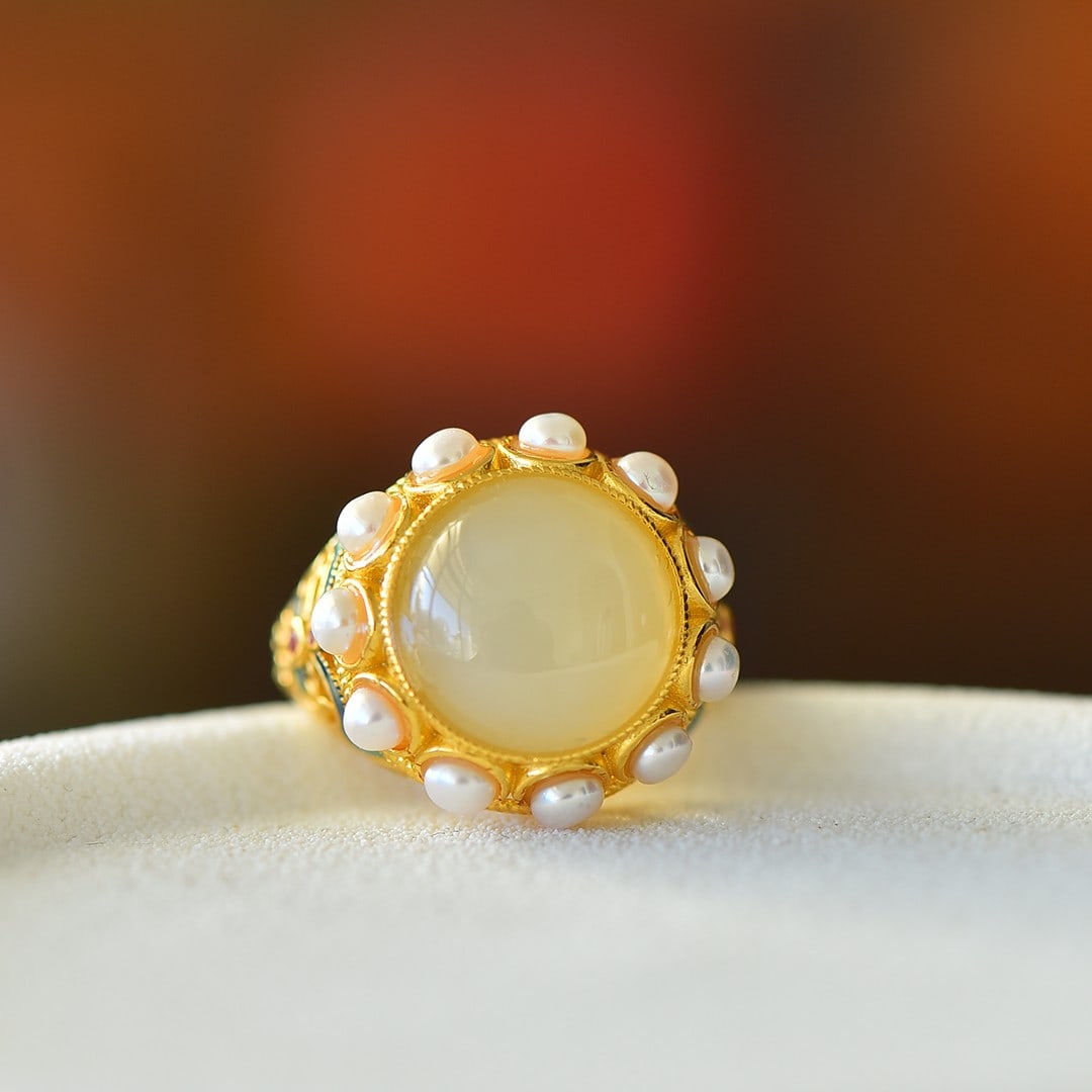 An Exquisite Sterling Silver-Gold Plated Inlaid White Jade Enamel Ring,Inlaid Pearl: An Exquisite Sterling Silver-Gold Plated Inlaid White Jade Enamel Ring,Inlaid Pearl,Size:0.5inx0.5in 纯银镀金镶白玉珐琅戒指,嵌&#