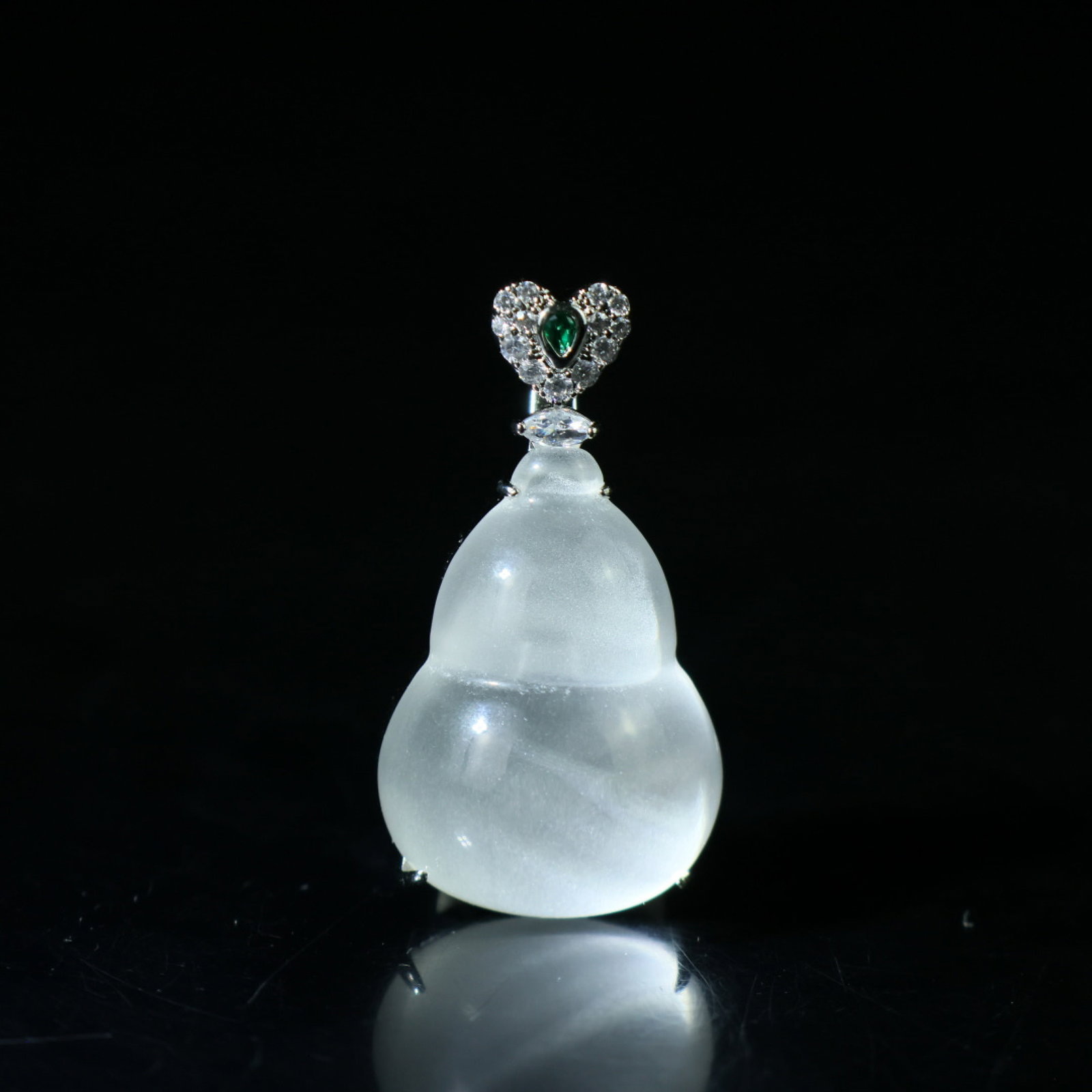 An Exquisite Gourd Pendant: An Exquisite Gourd Pendant,Size:1.1inx0.8inx0.6in 一个精美的葫芦吊坠