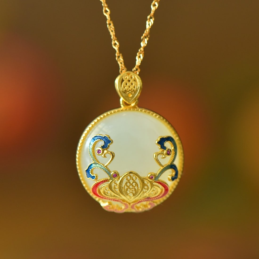 An Exquisite Sterling Silver-Gold Plated Inlaid White Jade Pendant: An Exquisite Sterling Silver-Gold Plated Inlaid White Jade Pendant,Size:0.8inx0.8in 纯银镀金镶白玉吊坠