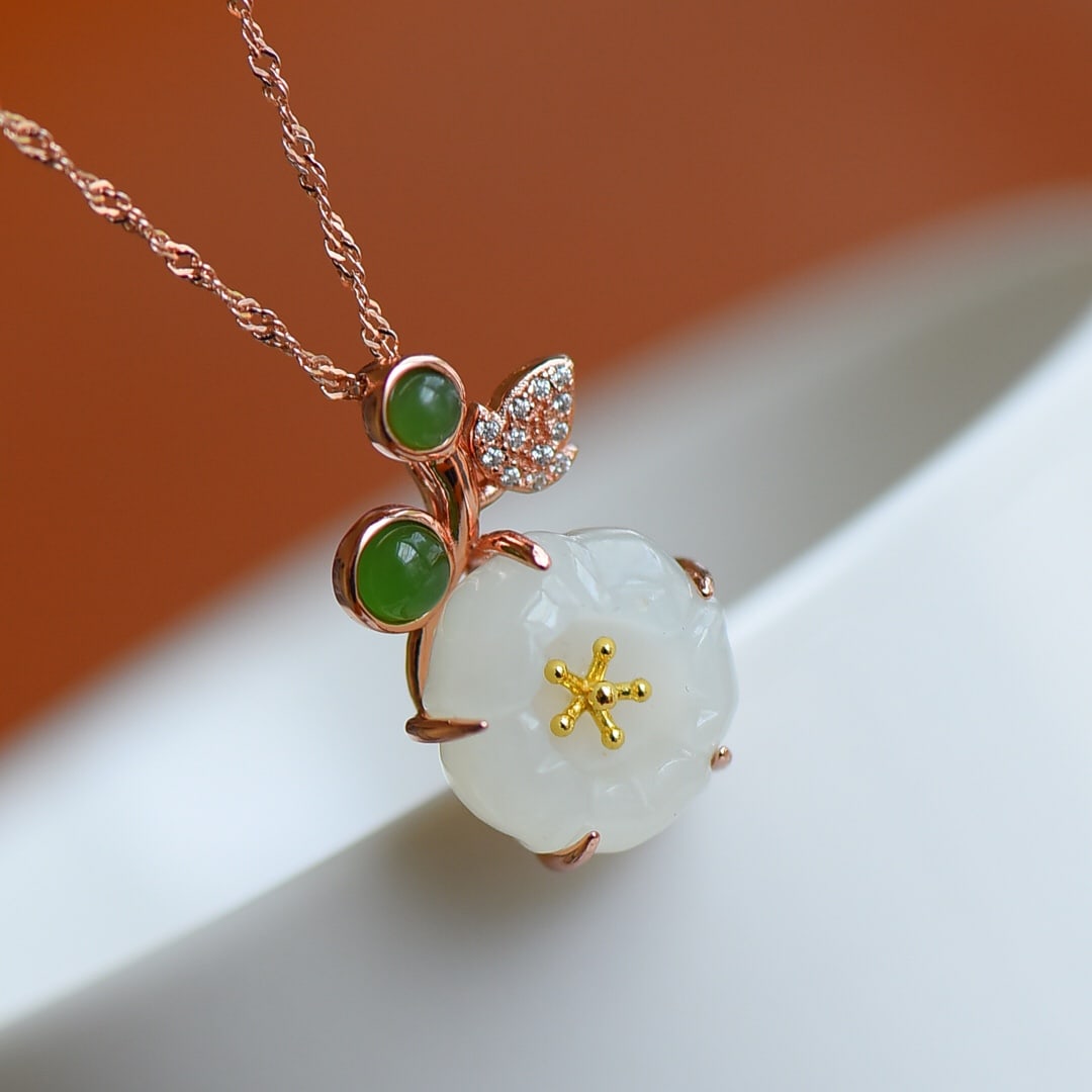 An Exquisite Sterling Silver-Gold Plated Inlaid White Jade Pendant: An Exquisite Sterling Silver-Gold Plated Inlaid White Jade Pendant,Size:0.6inx0.6in 纯银镀金镶白玉吊坠