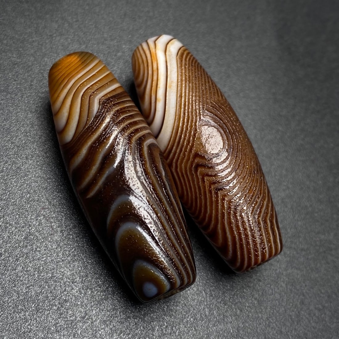 A Pair of Exquisite Agate Pendants: A Pair of Exquisite Agate Pendants,Size:1.5inx0.6in,Weight:22.3g 一对玛瑙挂件