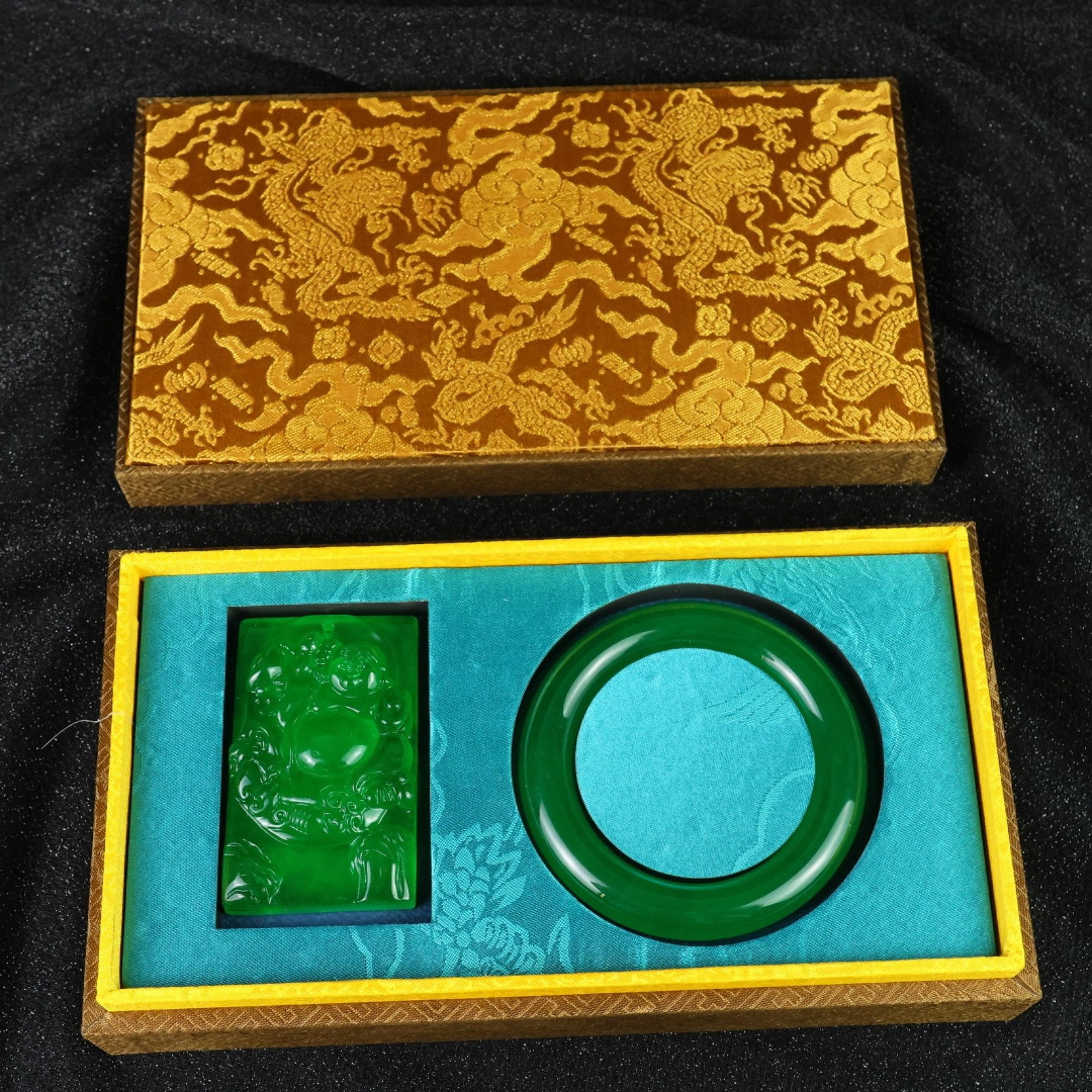 A Set of Fine Jewelry: A Set of Fine Jewelry 一套精美的首饰