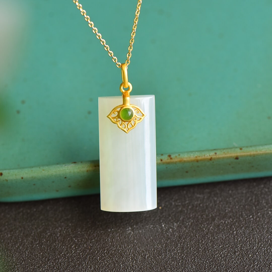 An Exquisite Sterling Silver-Gold Plated Inlaid White Jade Pendant: An Exquisite Sterling Silver-Gold Plated Inlaid White Jade Pendantmm 纯银镀金镶白玉吊坠