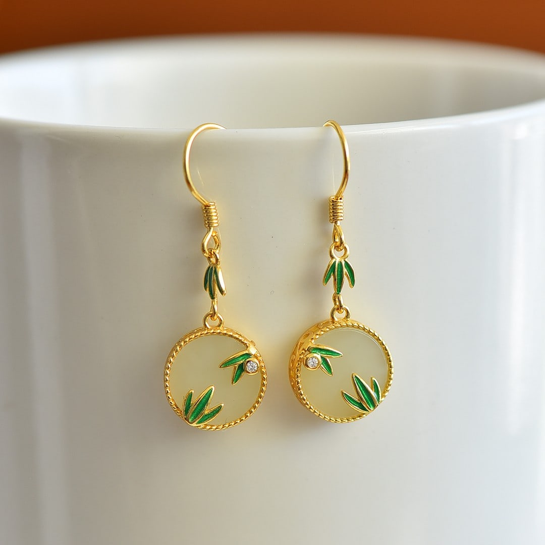 A Pair of Exquisite Sterling Silver-Gold Plated Inlaid White Jade Enamel Earrings: A Pair of Exquisite Sterling Silver-Gold Plated Inlaid White Jade Enamel Earrings,Size:0.4inx0.4in 一对纯银镀金镶白玉珐琅耳Ĩ