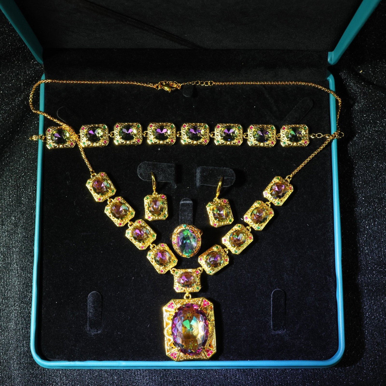 A Set of Fine Jewelry: A Set of Fine Jewelry 一套精美的首饰