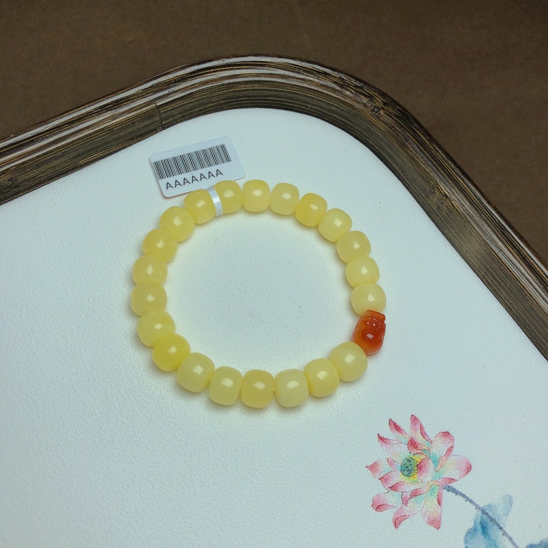 An Exquisite Beeswax Bracelet: An Exquisite Beeswax Bracelet,Size:0.3inx0.3in,Weight:10.2g 蜜蜡手串