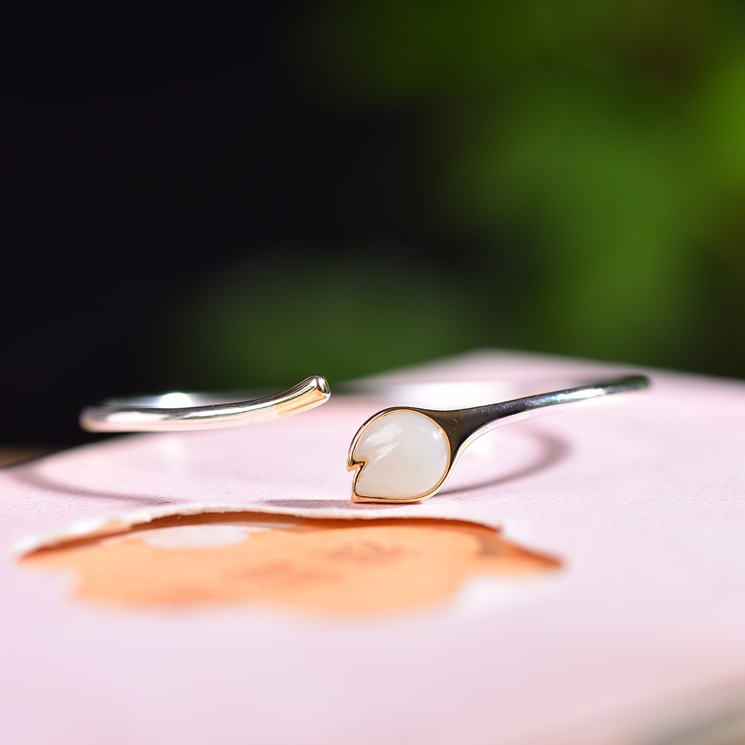 An Exquisite Sterling Silver Inlaid White Jade Bracelets: An Exquisite Sterling Silver Inlaid White Jade Bracelets,Size:0.4inx0.4in 纯银镶白玉手镯