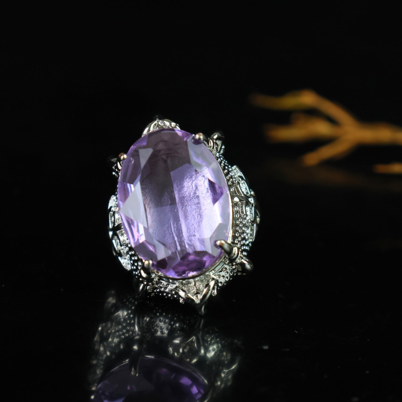 An Exquisite Ring: An Exquisite Ring,Size:1inx0.7inx0.6in 一个精美的戒指