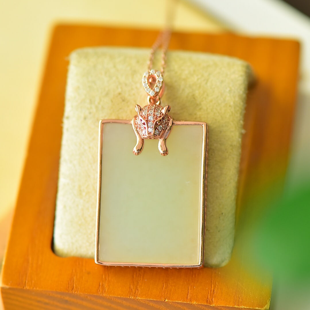 An Exquisite Sterling Silver Inlaid White Jade Necklace,Inlaid Diamond: An Exquisite Sterling Silver Inlaid White Jade Necklace,Inlaid Diamond,Size:0.9inx1.7in 纯银镶白玉项链,嵌钻石