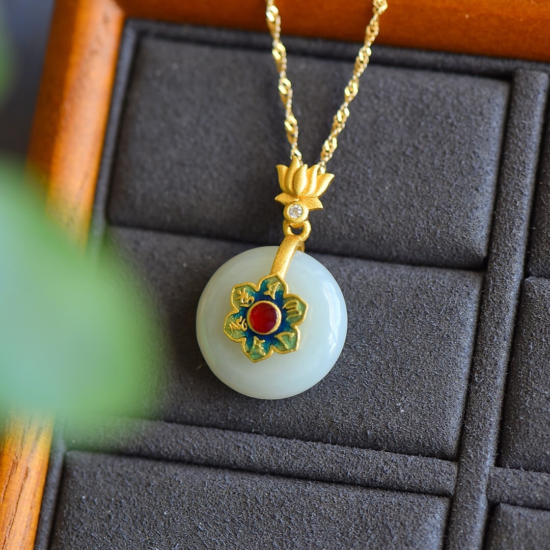 An Exquisite Sterling Silver-Gold Plated Inlaid White Jade Necklace,Inlaid Diamond: An Exquisite Sterling Silver-Gold Plated Inlaid White Jade Necklace,Inlaid Diamond,Size:0.7inx0.7in 纯银镀金镶白玉项链,嵌钻石
