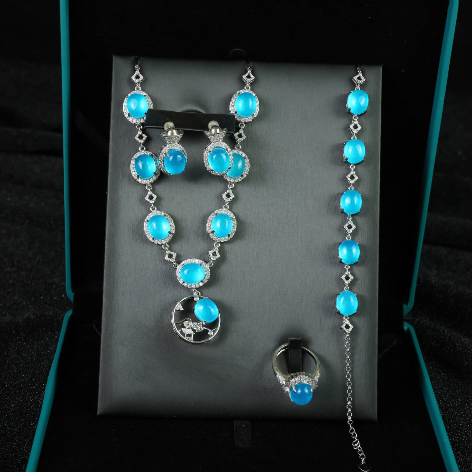 A Set of Fine Jewelry: A Set of Fine Jewelry 一套精美的首饰
