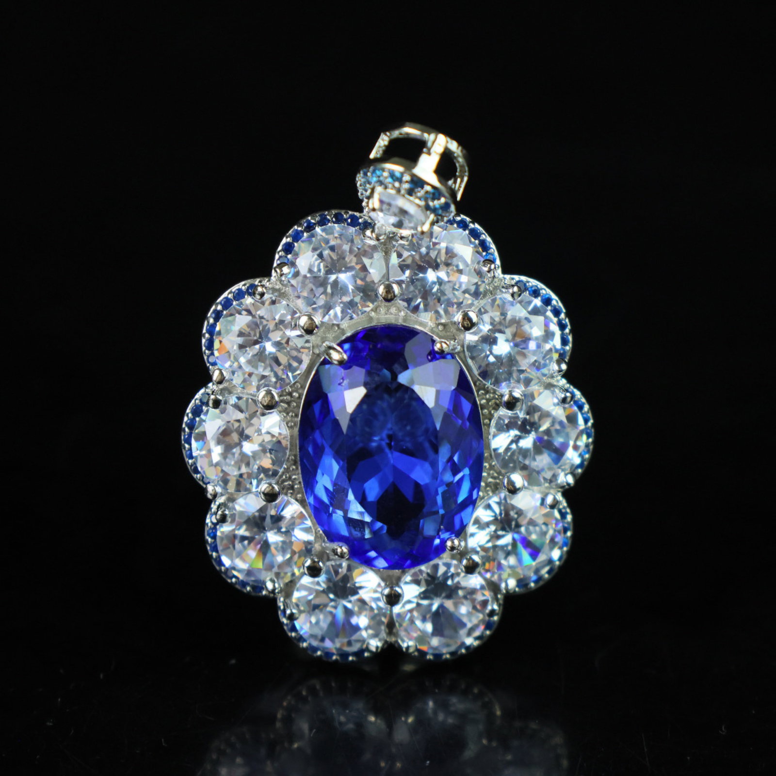 An Exquisite Pendant: An Exquisite Pendant,Size:0.8inx0.6in 一个精美的吊坠