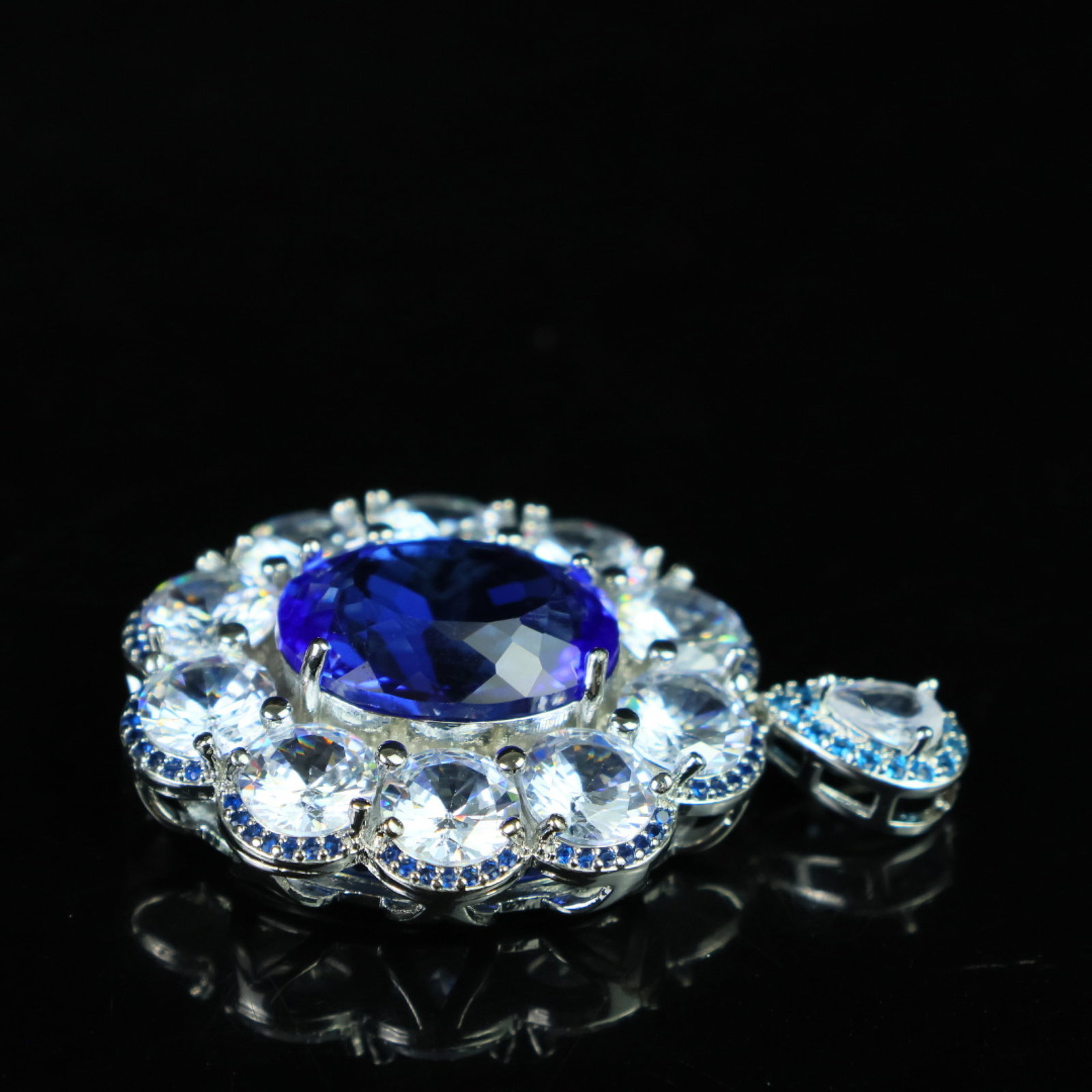An Exquisite Pendant - 6