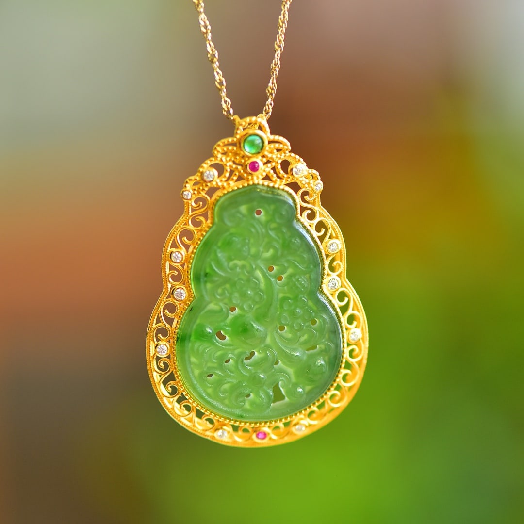 An Exquisite Sterling Silver-Gold Plated Inlaid Jasper Pendant: An Exquisite Sterling Silver-Gold Plated Inlaid Jasper Pendant 纯银镀金镶碧玉项链