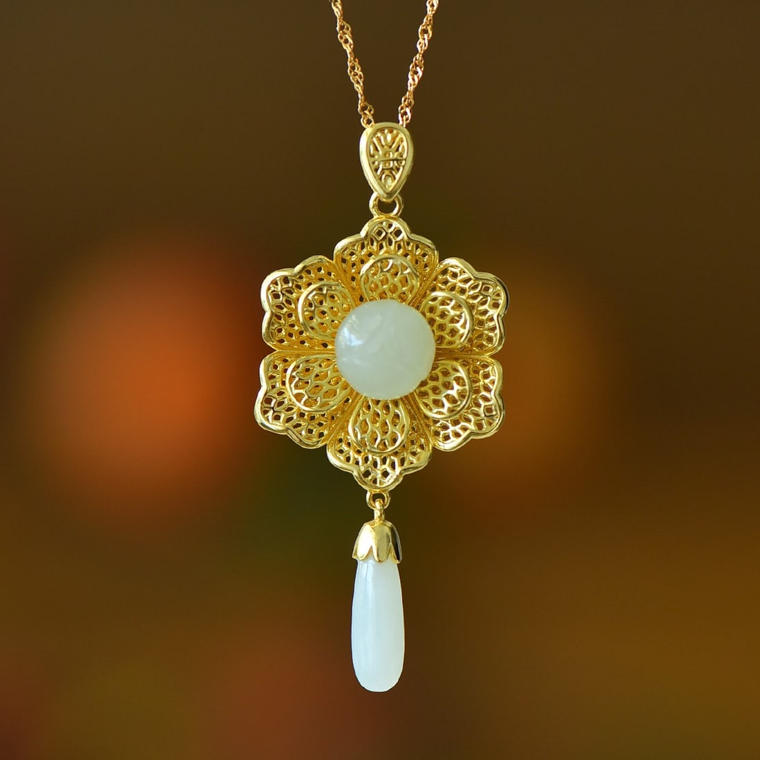 An Exquisite Sterling Silver-Gold Plated Inlaid White Jade Pendant: An Exquisite Sterling Silver-Gold Plated Inlaid White Jade Pendant,Size:0.2inx0.6in 纯银镀金镶白玉吊坠