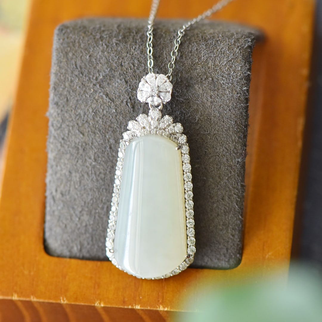 An Exquisite Sterling Silver Inlaid White Jade Necklace,Inlaid Diamond: An Exquisite Sterling Silver Inlaid White Jade Necklace,Inlaid Diamond,Size:0.7inx1.4in 纯银镶白玉项链,嵌钻石