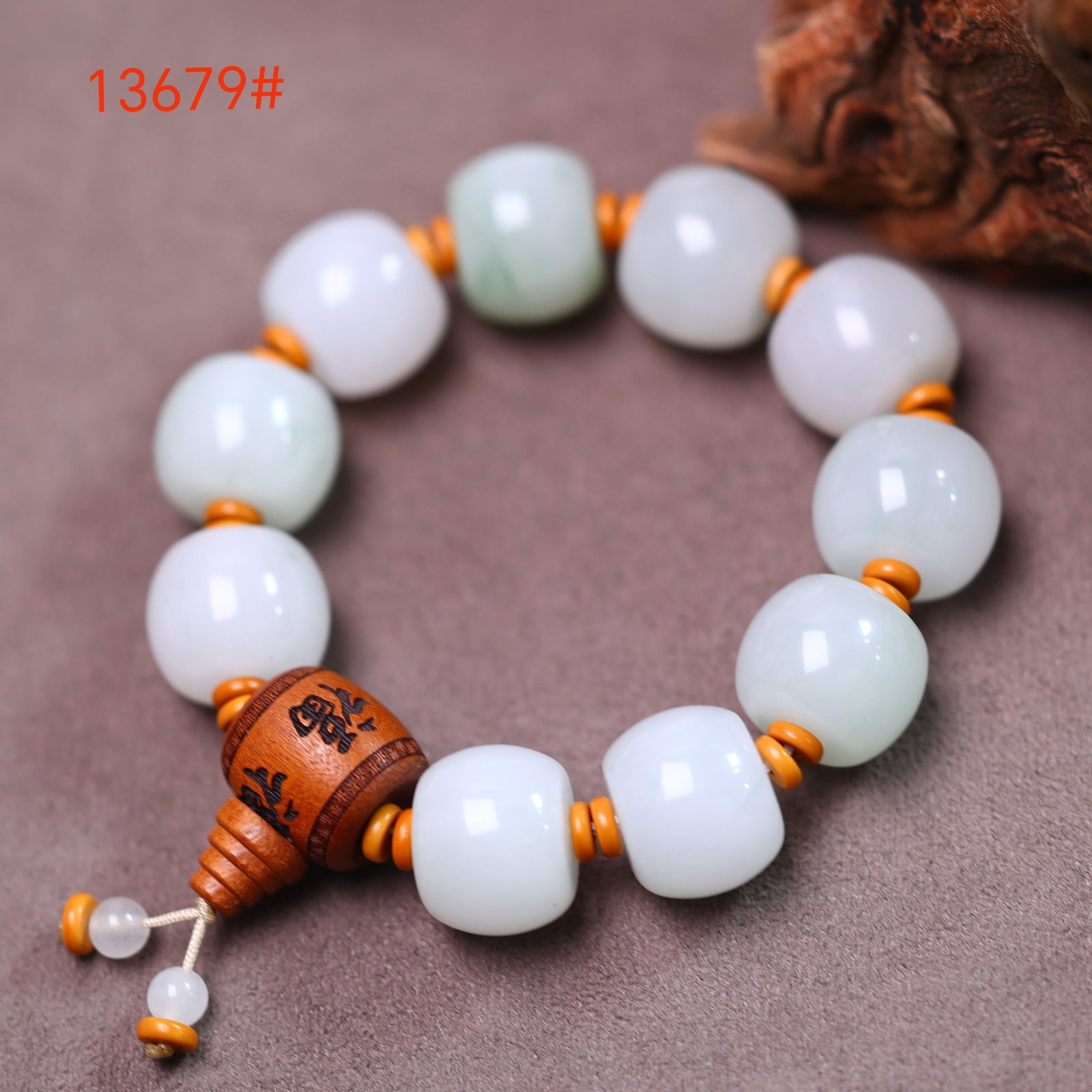 An Exquisite White Jade Bracelets: An Exquisite White Jade Bracelets,Size:0.6inx0.7in 寓意:‌招财纳福 好运连连 吉祥如意 白玉手&#