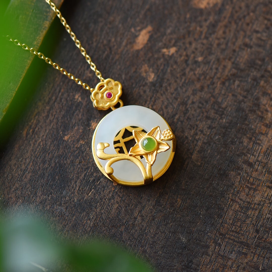 An Exquisite Sterling Silver-Gold Plated Inlaid White Jade Necklace,Inlaid Jasper: An Exquisite Sterling Silver-Gold Plated Inlaid White Jade Necklace,Inlaid Jasper,Size:0.8inx1in 纯银镀金镶白玉项链,嵌碧玉