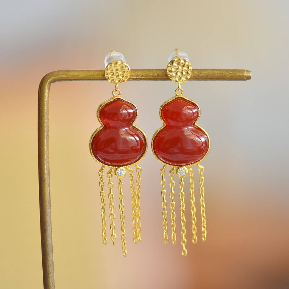 A Pair of Exquisite Sterling Silver-Gold Plated Inlaid Agate Gourd Earrings: A Pair of Exquisite Sterling Silver-Gold Plated Inlaid Agate Gourd Earrings,Size:0.6inx0.7in 一对纯银镀金镶玛瑙葫芦耳环